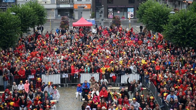 1500 personnes sur la place des tilleuls à Andenne, pour le match des Diables