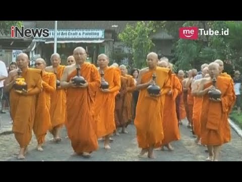 Tradisi Pradaksina, Para Biksu Kelilingi Candi Mendut dengan Membawa Air Suci - iNews Pagi 29/05