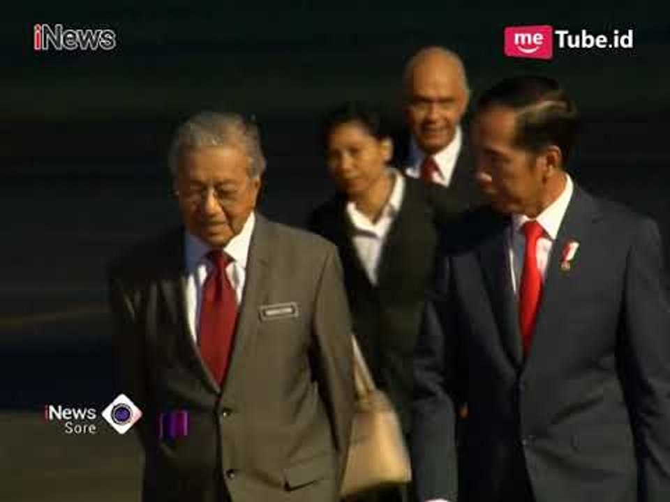 Presiden Jokowi Jemput Langsung PM Mahathir di Bandara Halim - iNews Sore 28/06