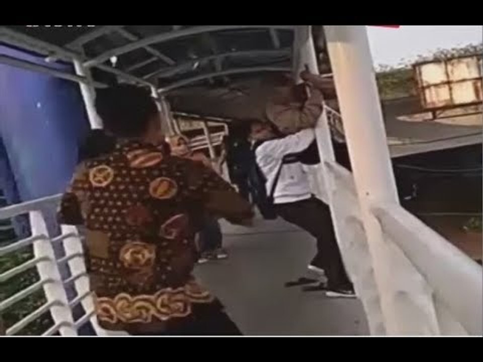 Video Aksi Heroik Pria Selamatkan Ibu Hamil yang Nekat Bunuh Diri di JPO - iNews Sore 30/05