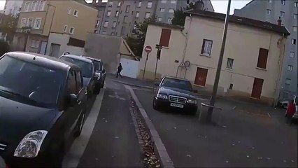 Cette camionnette renverse volontairement un vélo