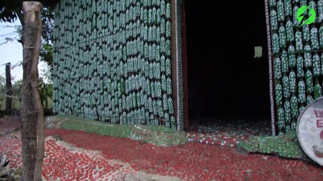 Cette grand-mère vit dans une maison entièrement faite de bouteilles recyclées