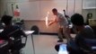 Ce prof de chimie met le feu au sol de la classe... Oups