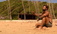 Survivor Ο Ηλίας μόνος του στην παραλία σκέφτεται την πορεία του στο παιχνίδι