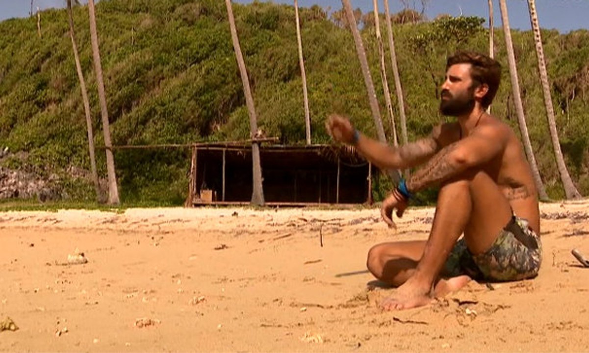 Survivor Ο Ηλίας μόνος του στην παραλία σκέφτετ...