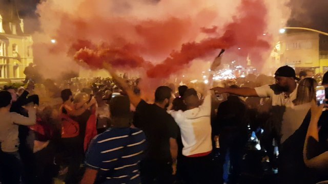 Les fumigènes sont au rendez-vous sur l'avenue Saint-Rémy à Forbach après la victoire des Bleus sur la Belgique