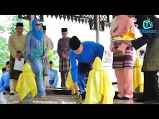 Rakyat bersama Sultan Nazrin ziarah makam
