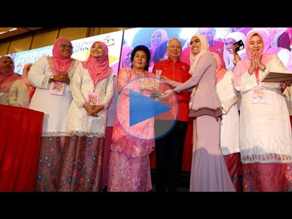 Elfira Loy terima Anugerah Ikon Wanita Muda 2016