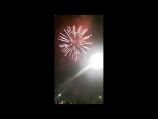 Bunga api meletup cederakan orang ramai