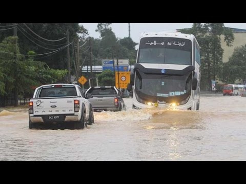 Banjir mulai surut, paras air sungai masih tinggi