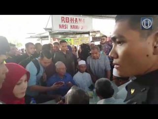 Perdana Menteri bersarapan bersama penduduk di Medan Selera Alor Merah