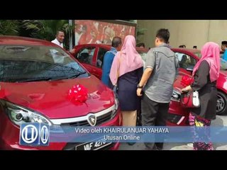 Pemenang cabutan bertuah UMNO 71 terima hadiah