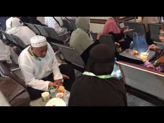 Nasi kerabu, `roti canai tembok’