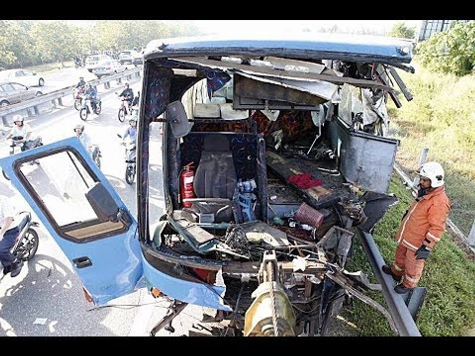 Lapan maut dua bas pekerja bertembung