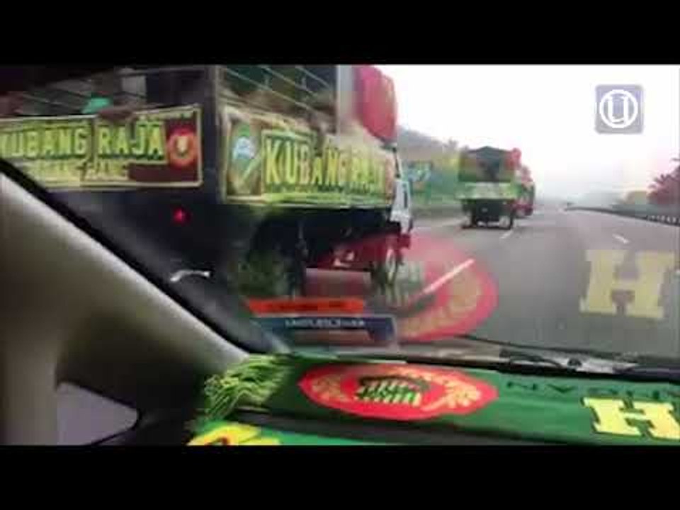 Penyokong bola sepak Kedah naik lori ke Shah Alam