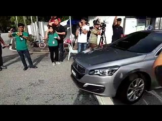 Najib keluar dari kediaman menuju Pekan