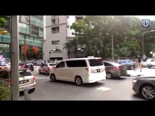 Kenderaan peribadi Najib muncul di hadapan kondominium yang diserbu