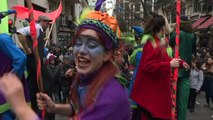 Artistas callejeros protestan en Buenos Aires