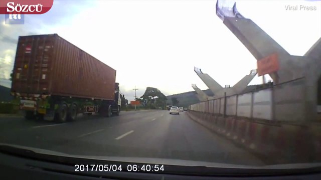 Elektrik direği seyir halindeki otomobilin üzerine devrildi