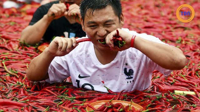 Un concours de piments dans une piscine de piments