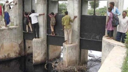 Gujarat का एक ऐसा School जहां जान हथेली पर रख कर पहुंचते हैं Children | वनइंडिया हिन्दी