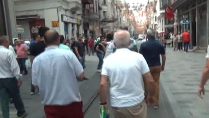 Download Video: İstiklal Caddesi'nde Turistlerin Tekme Tokat Kavgası Kamerada