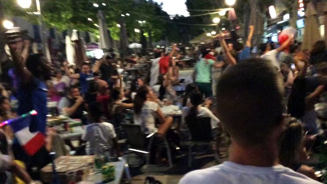 La France en finale. À Martigues les terrasses du Cours se lâchent