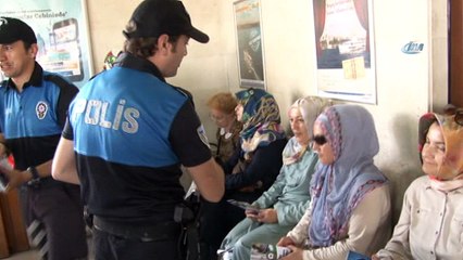 Polisten vatandaşlara broşürlü bilgilendirme