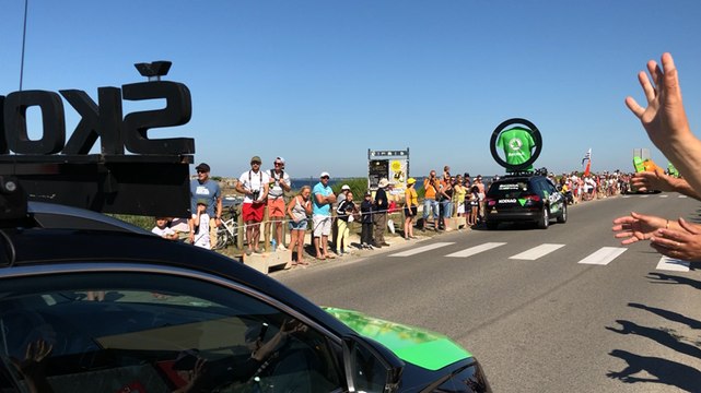 Tour de France: le passage de la caravane publicitaire à Fort Bloqué