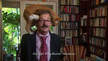 Hilarant : ce politologue polonais reste de marbre alors que son chat lui grimpe sur la tête en pleine interview !