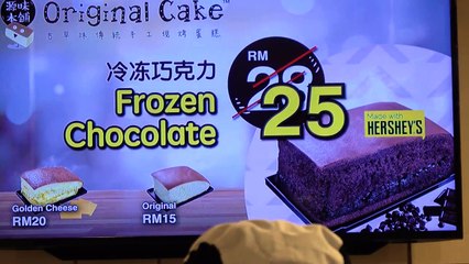 Original Chocolate Jiggly Cake Cutting