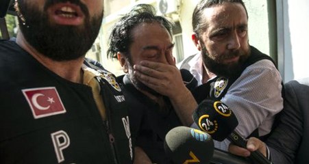 Adnan Oktar'ın Evinde Yapılan Aramada Yüzlerce Silah Ele Geçirildi