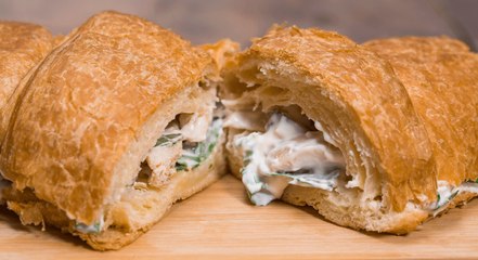 طريقة عمل ساندويتش الكرواسون بسلطة الدجاج