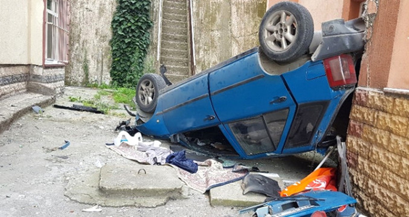 Genç Sürücü, 15 Metre Yükseklikten Apartman Boşluğuna Düşen Araçtan Sağ Çıktı