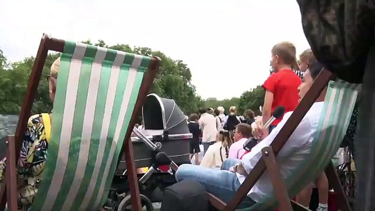 イギリス空軍創立100周年　新旧戦闘機100機が集結(18-07-11)