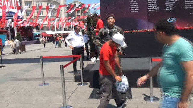 Taksim Meydanı’ndaki Ömer Halisdemir heykeline yoğun ilgi
