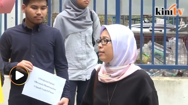 Fadiah dipanggil polis, aktivis solidariti di luar balai