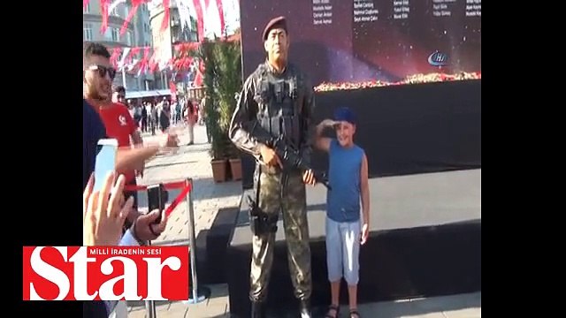 Taksim Meydanı’ndaki Ömer Halisdemir heykeline yoğun ilgi
