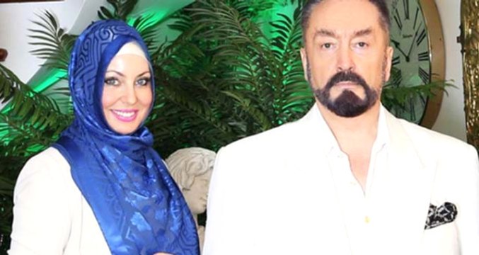 Adnan Oktar'ın Başı Kapalı Kediciği Serap Akıncıoğlu ve Ayça Gökçaylar Firar Etti