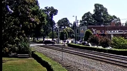 Un conducteur se retrouve sur les rails au moment ou la barrière se baisse et ne bouge plus...
