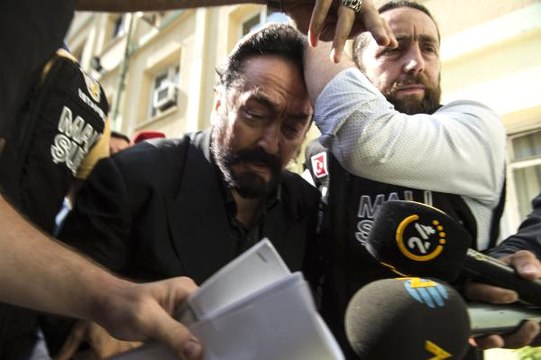 Gözaltı Kararını Kutlayan Eski Kedicik Ceylan Özgül'den Kan Donduran İddia: Adnan Oktar 7 Yaşındaki Kızı Taciz Etti