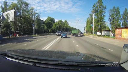 Lane Change Fail Causes Multi-Car Accident