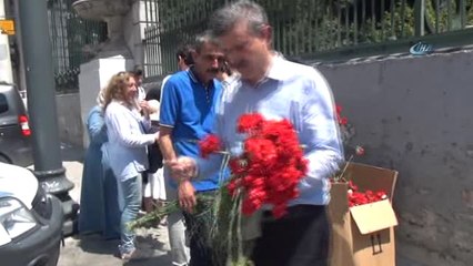 Taksim'de Srebrenitsa Katliamında Hayatını Kaybedenler İçin 8 Bin 372 Karanfil Dağıttılar