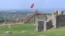 Izolohet Kalaja e Lezhës, dëmtohet ura e drunjtë që të çon atje - Top Channel Albania - News - Lajme