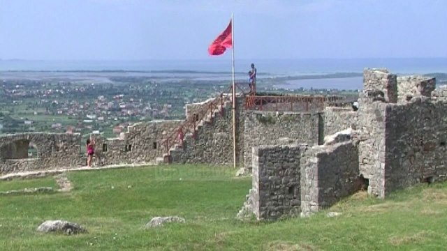 Izolohet Kalaja e Lezhës, dëmtohet ura e drunjtë që të çon atje - Top Channel Albania - News - Lajme
