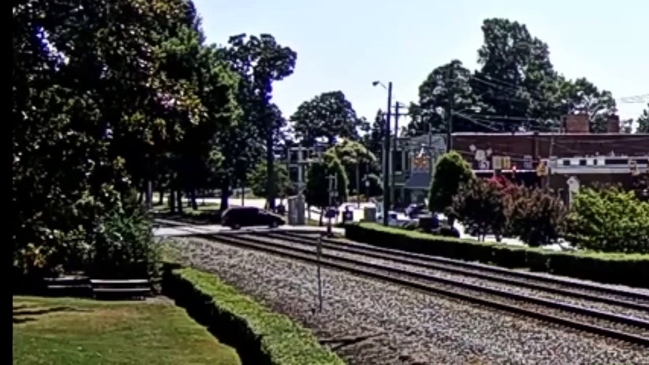 Un automobiliste inconscient traverse un chemin de fer alors que le train arrive, il va le regretter !