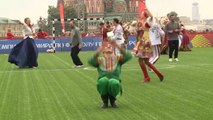 Ces danseurs mélangent folklore russe et football !