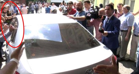 Adnan Oktar'a Hastane Bahçesinde Tepki: Kediciklerin Nerede, İçeride Erik Dalı Oynarsın!