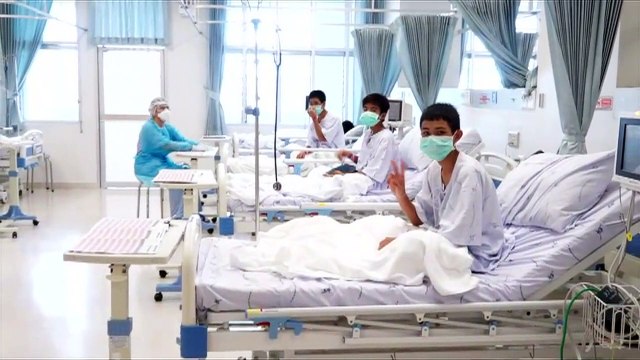 Meninos tailandeses recebem famílias no hospital