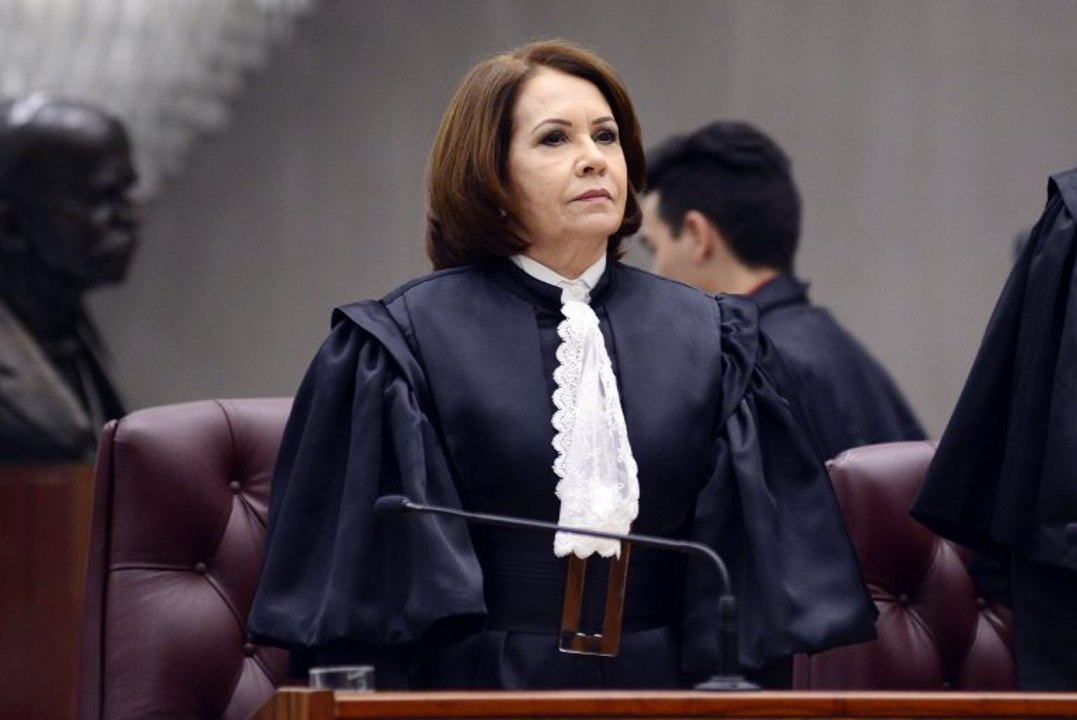 Presidente do STJ mostra a coragem que falta a Carmen Lúcia